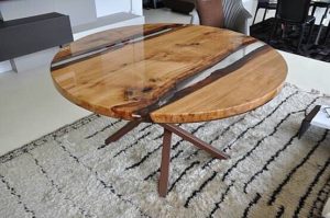 Круглый стол покрытый эпоксидной смолой